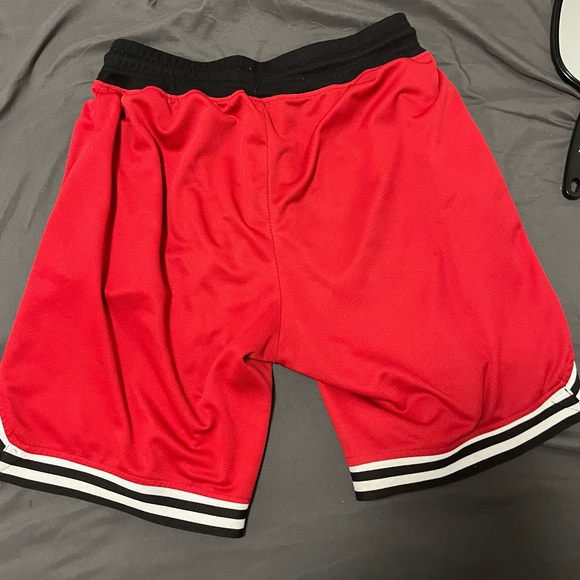 Red basketball gym shorts with zipper pockets L - Picture 2 of 2